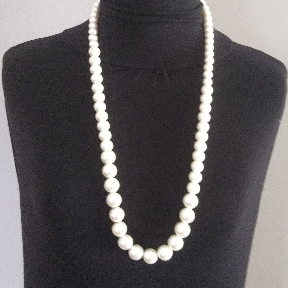 White pearl necklace